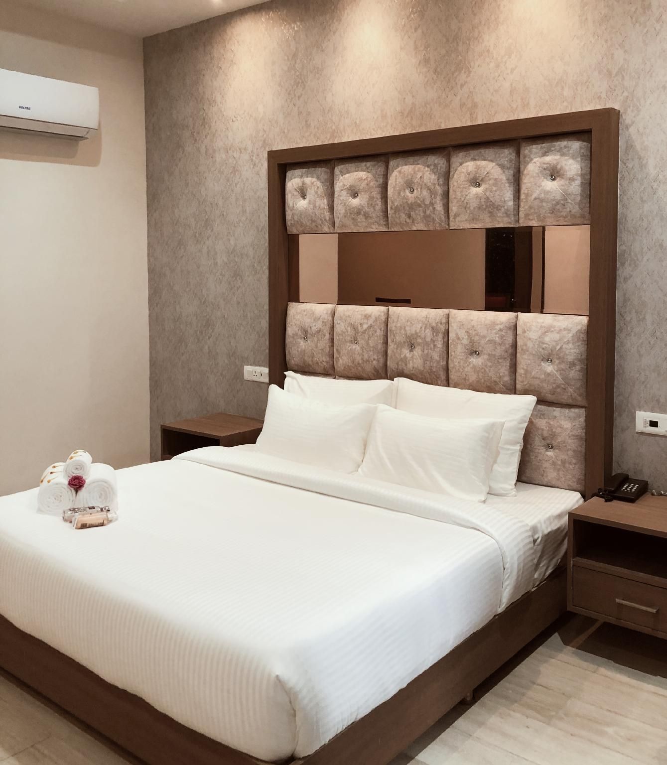SPT Clarks Inn Suites Mandi Deluxe Room 3