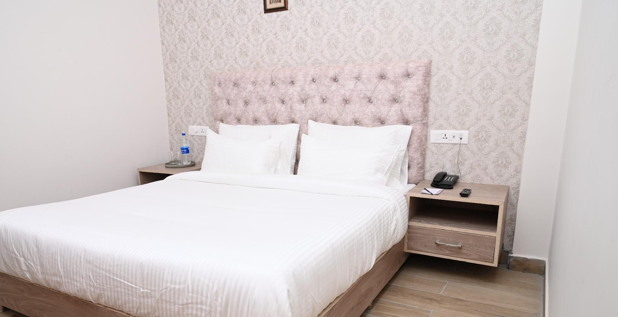 SPT Clarks Inn Suites Mandi Deluxe Room 2