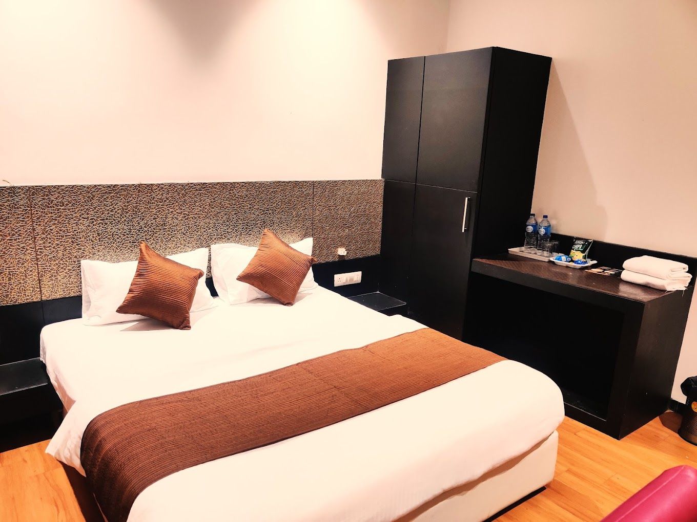 Priyanjali Garden and Hotel  Deluxe Ac Room 5