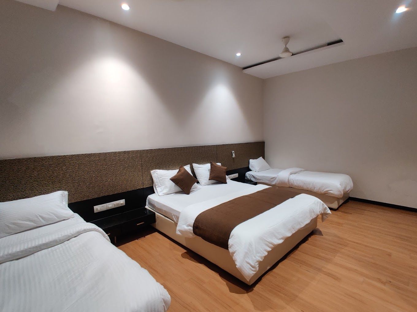 Priyanjali Garden and Hotel  Deluxe Ac Room 4