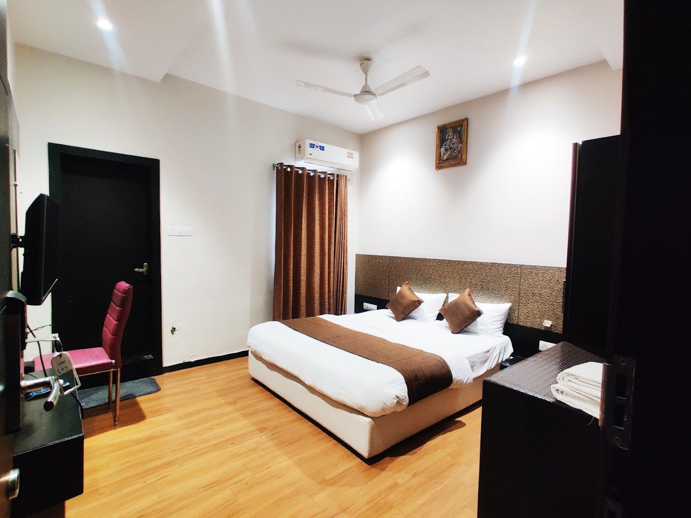 Priyanjali Garden and Hotel  Deluxe Ac Room 3