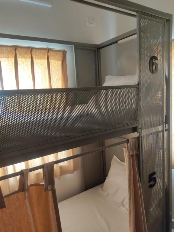 6 Bed AC Dorm Unisex