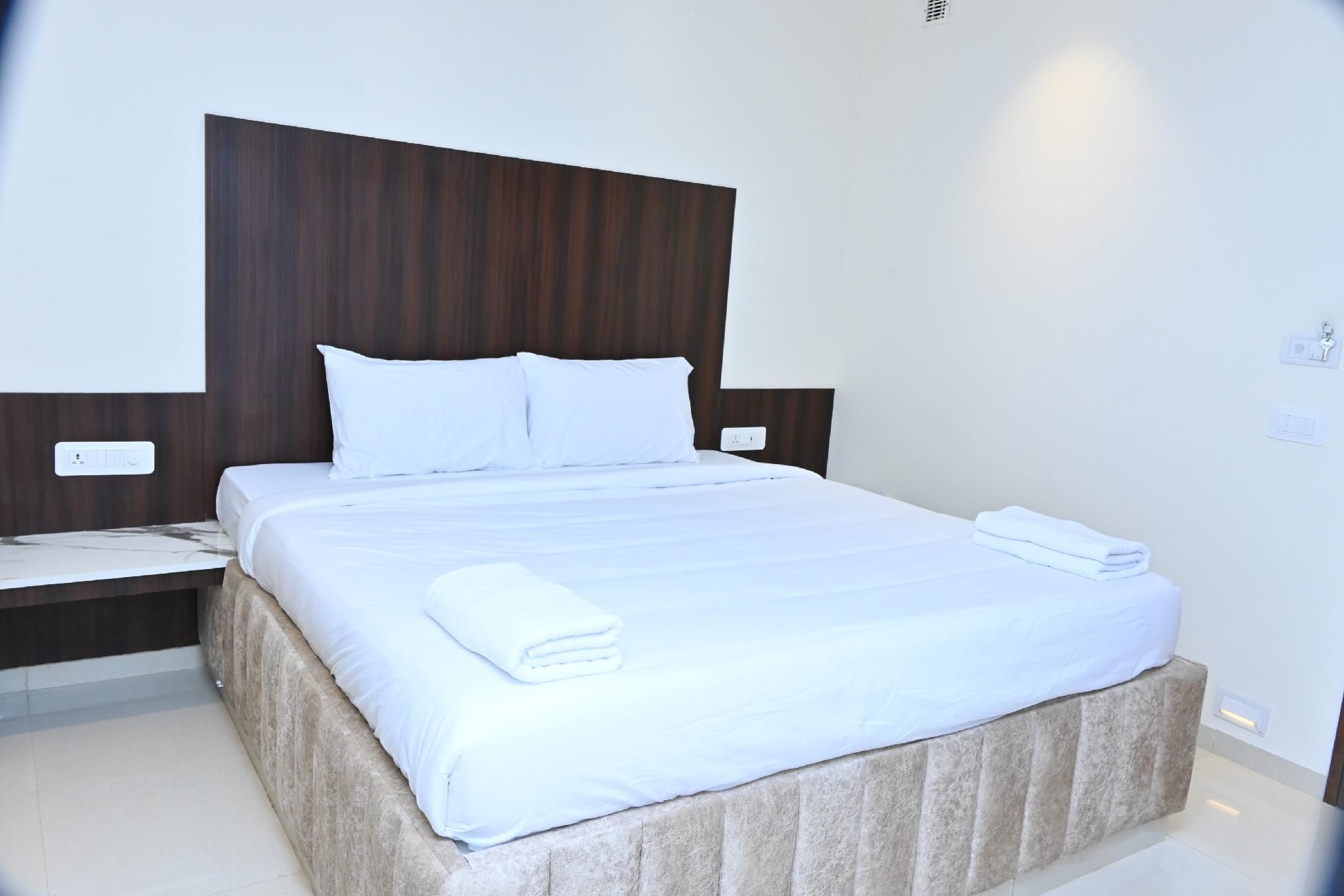 Grand Manor Suites Standard King Room 7