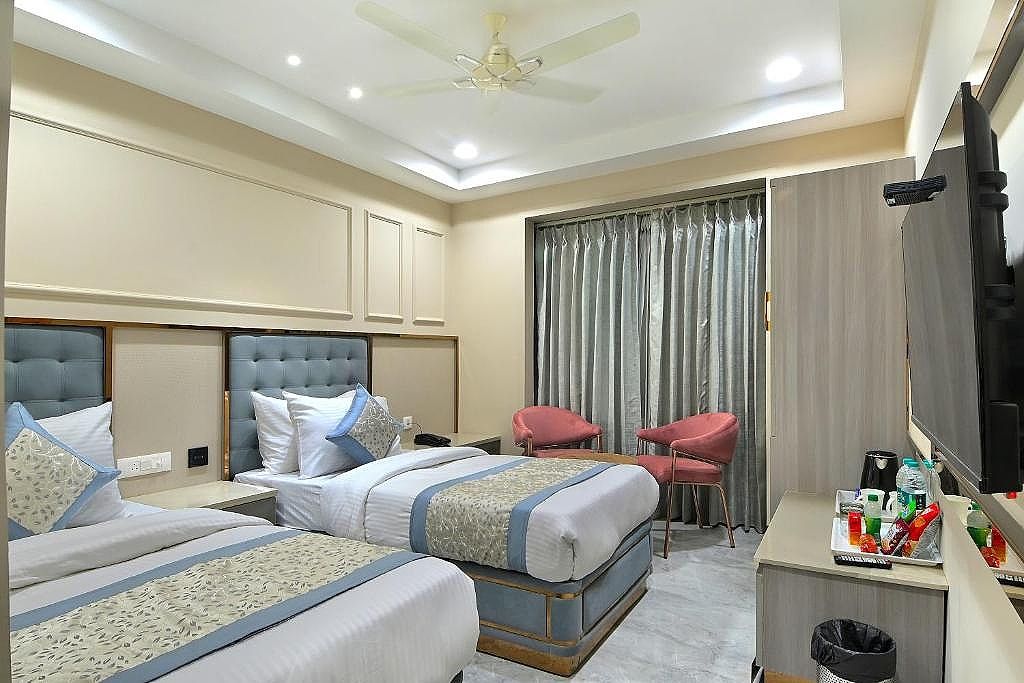 Luxury Twin Bed Room