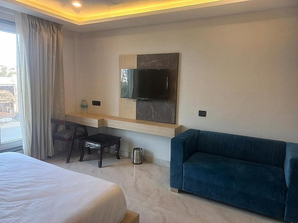 Hotel Holiday Grand Deluxe Room 8