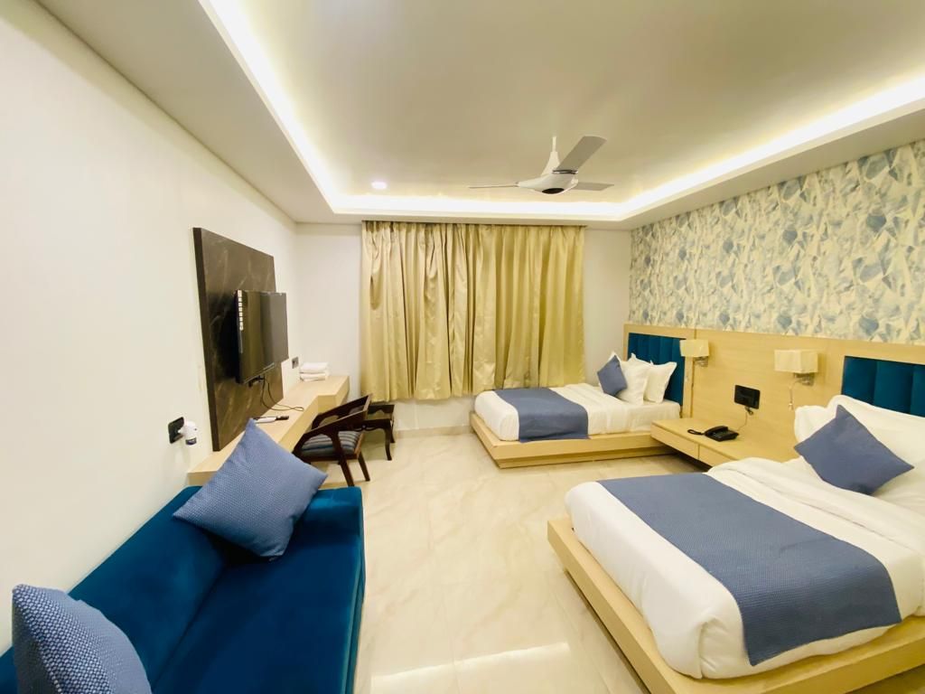 Hotel Holiday Grand Deluxe Room 2