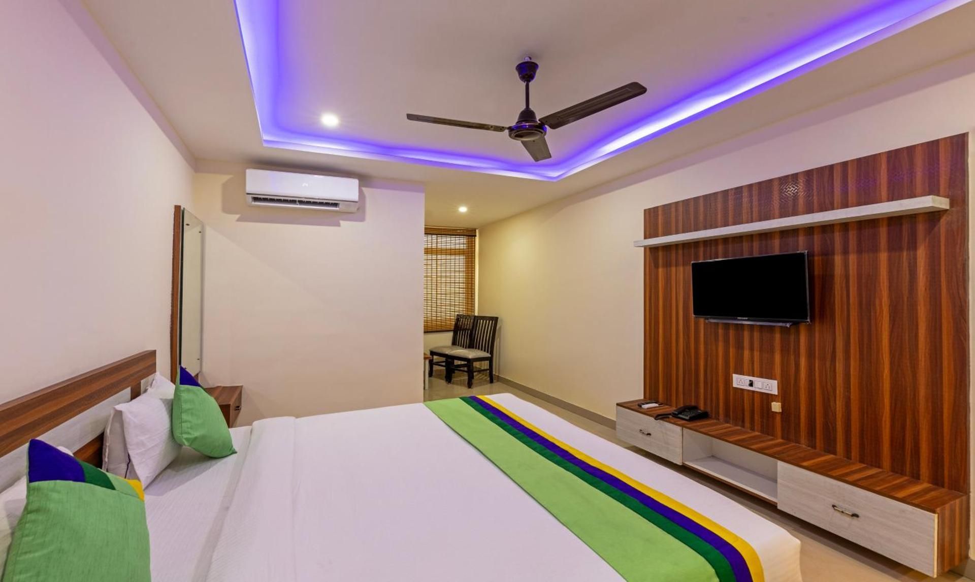 Standard Room With Working Desk