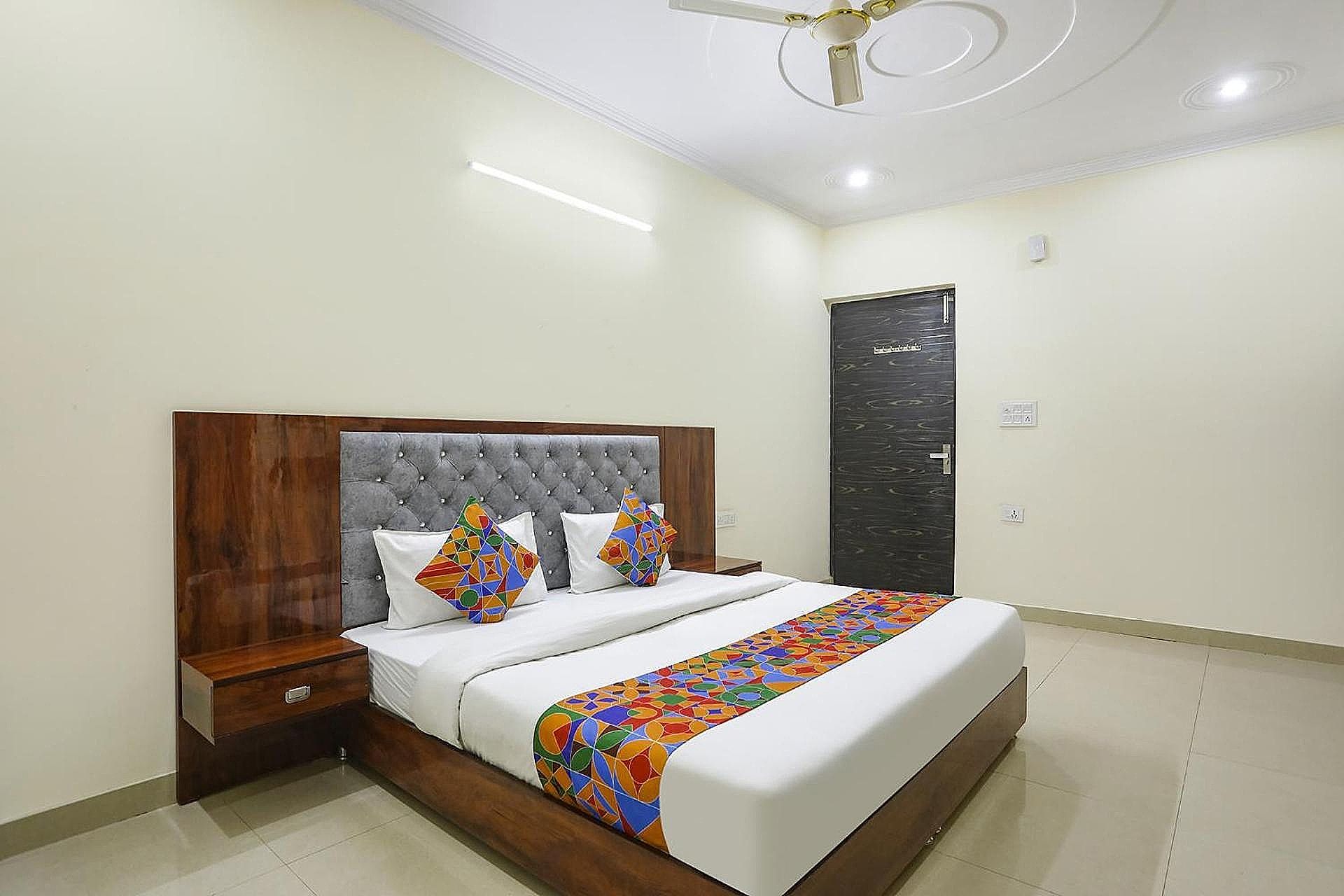 OYO Flagship The Royal Residency Inn Deluxe 