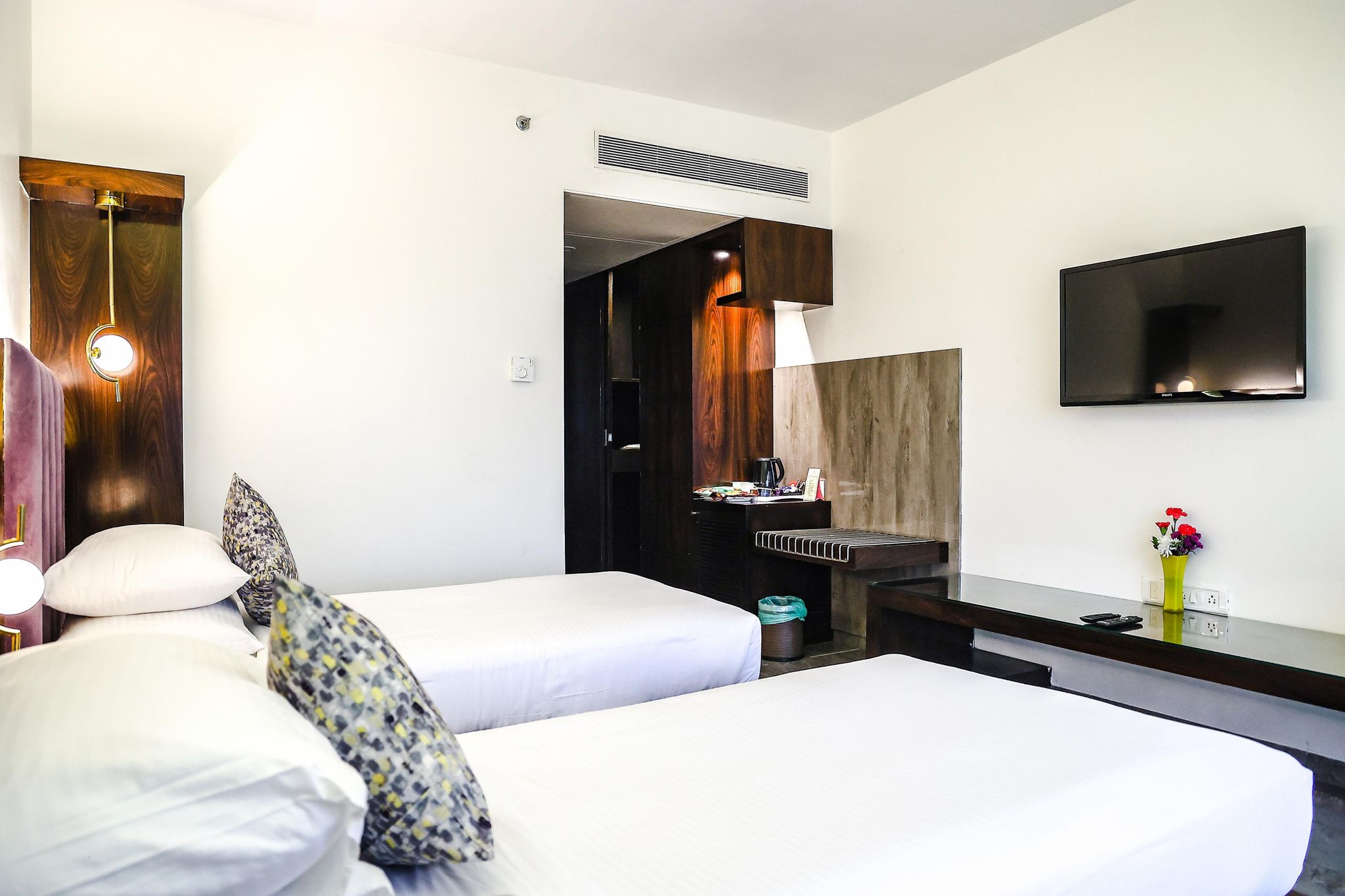 Krishna Palace Mumbai Deluxe Twin Room 3