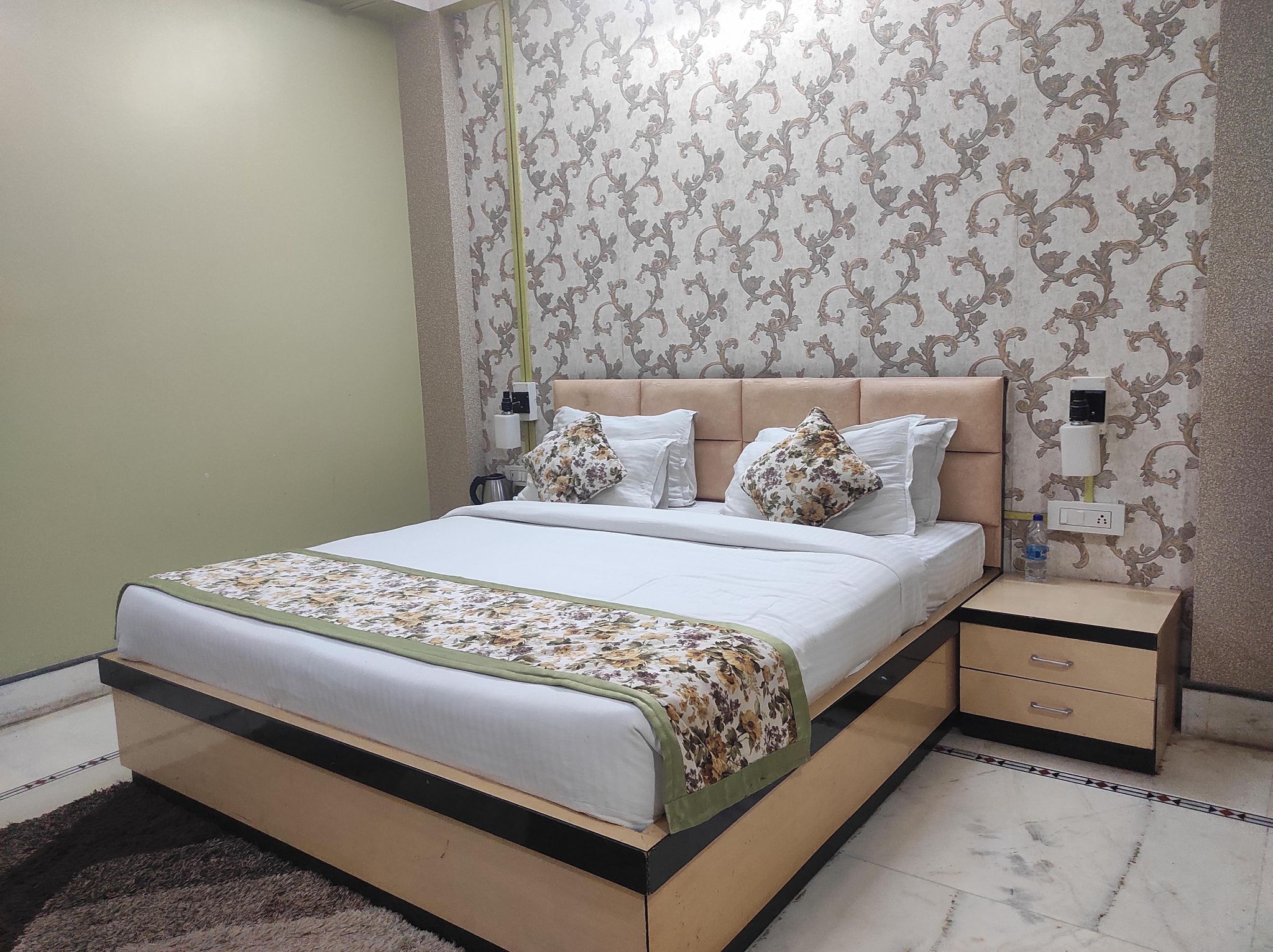 Hotel Rising Sun Deluxe Double Room 5