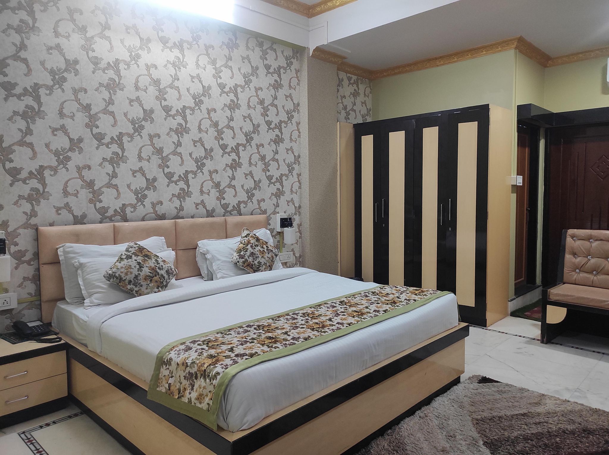 Hotel Rising Sun Deluxe Double Room 3