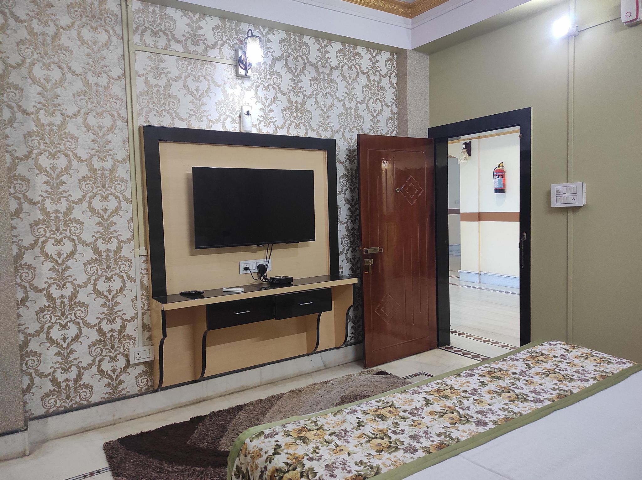 Hotel Rising Sun Deluxe Double Room 9