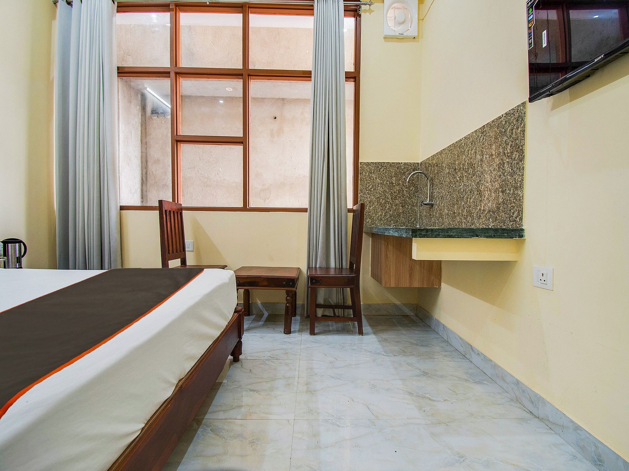 OYO Hotel Umrao opp big tree cafe ajmer road 200ft by pass highway king