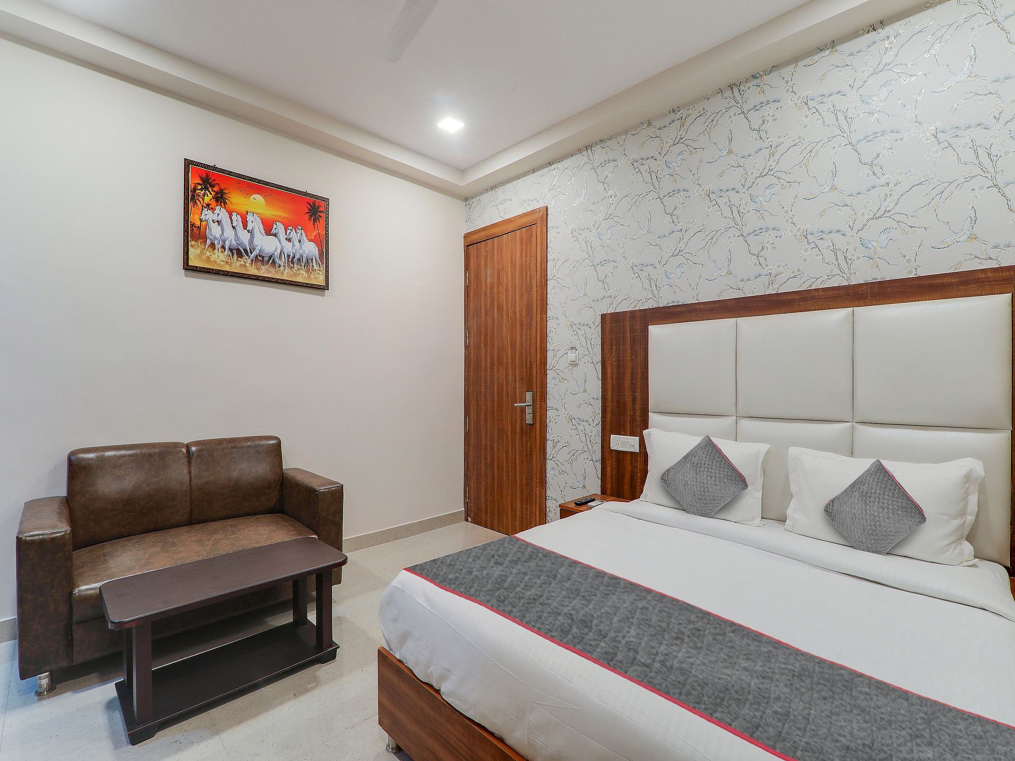 Super Townhouse Majestic Hotel Near Phoenix Palassio Classic 4