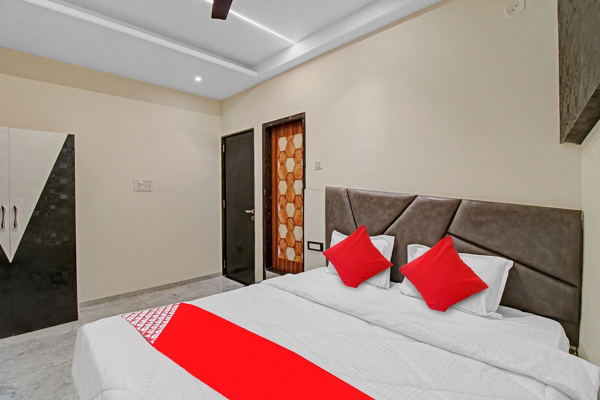 Hotel O S R Guest House Classic 5