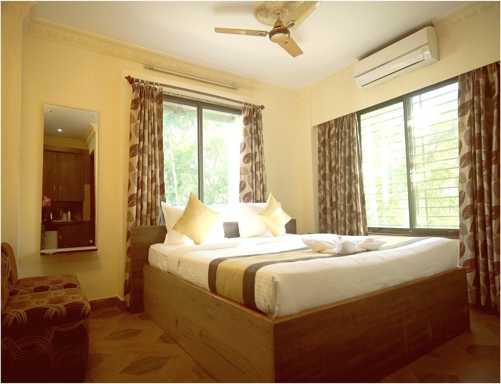 Apples Balaji Inn Comfort Deluxe AC Room 4