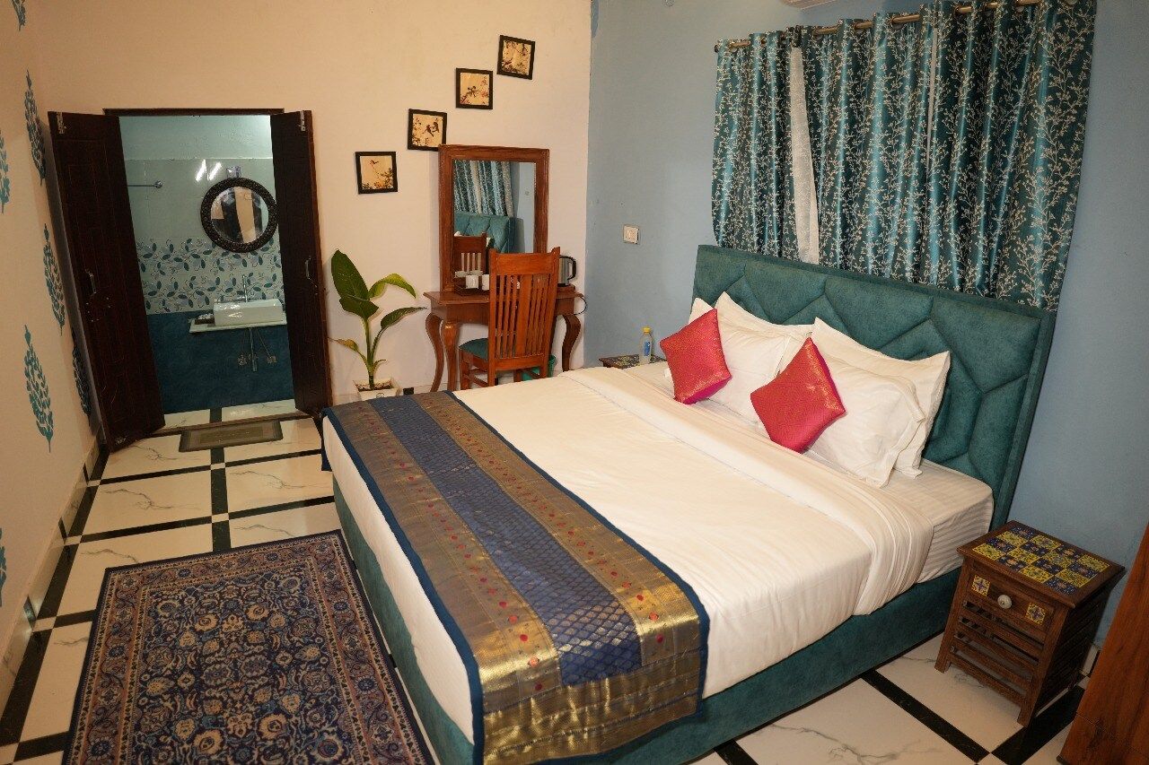 MUD HOUSE (FAMILY PACKAGE)