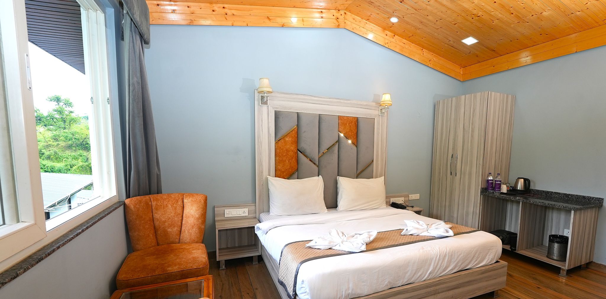 Executive Valley view with Private Balcony