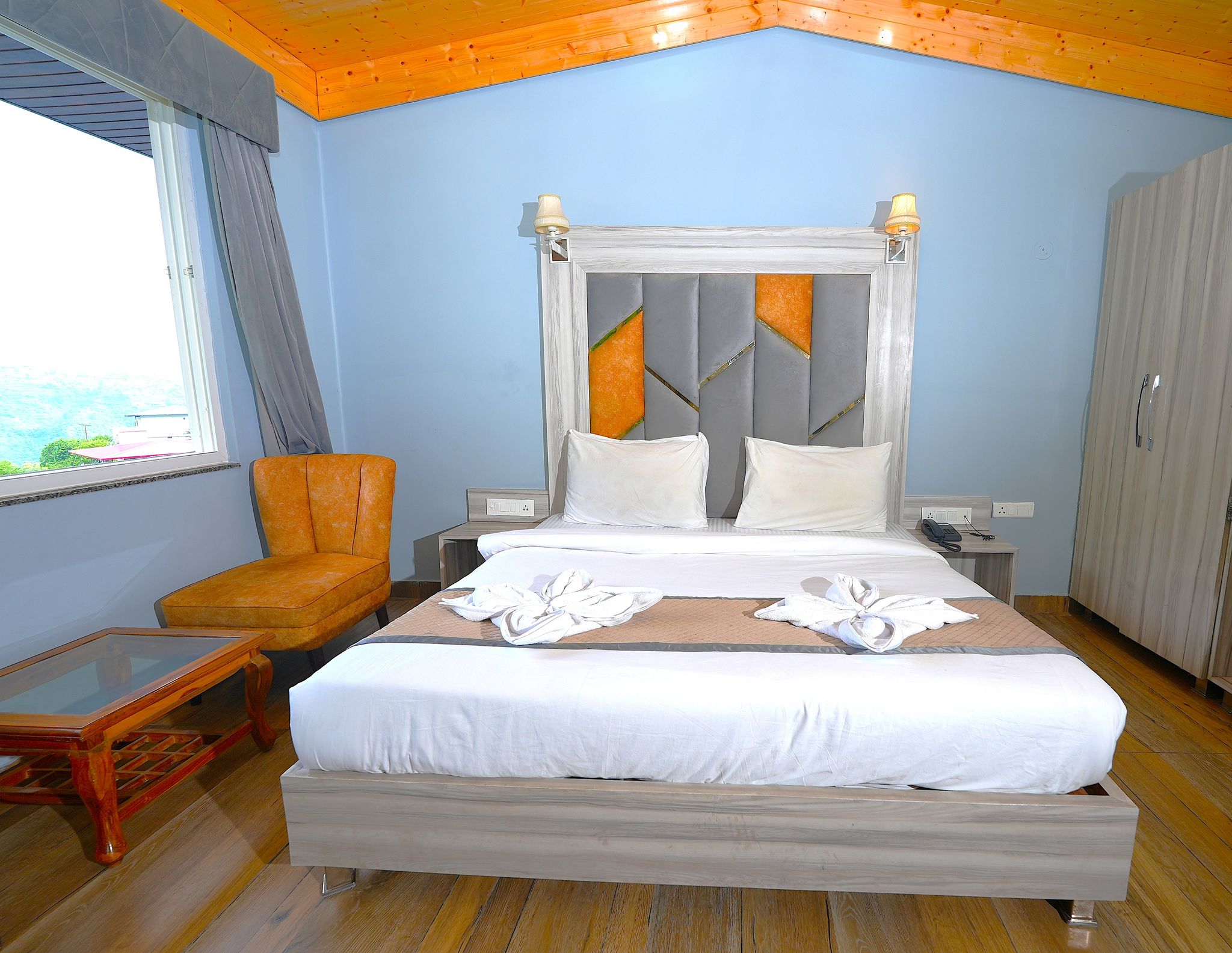 Executive Valley view with Private Balcony