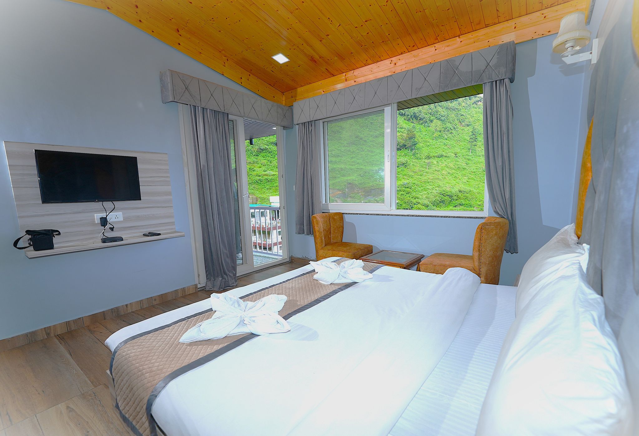 Executive Valley view with Private Balcony