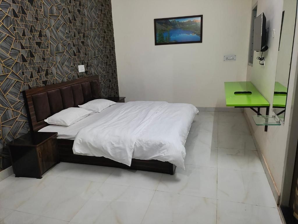 Hotel Vrindavan Deluxe Double Room 3