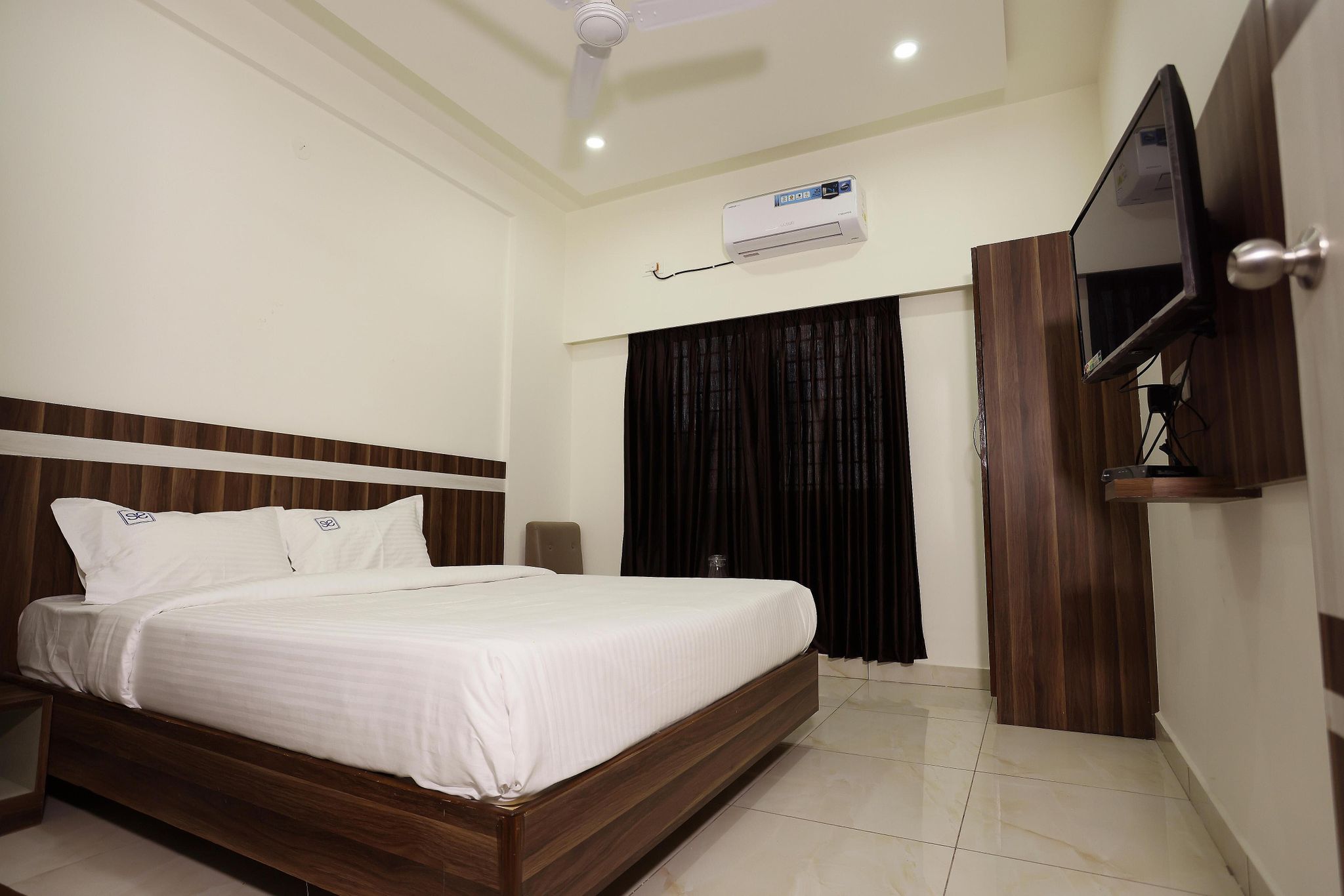 Double Deluxe Room AC