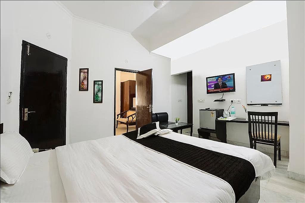 Hotel The First By Goyal Hoteliers Deluxe Double Bed Room 2