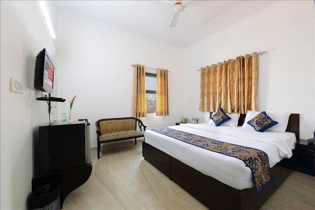 Deluxe Double Bed Taj Facing Room
