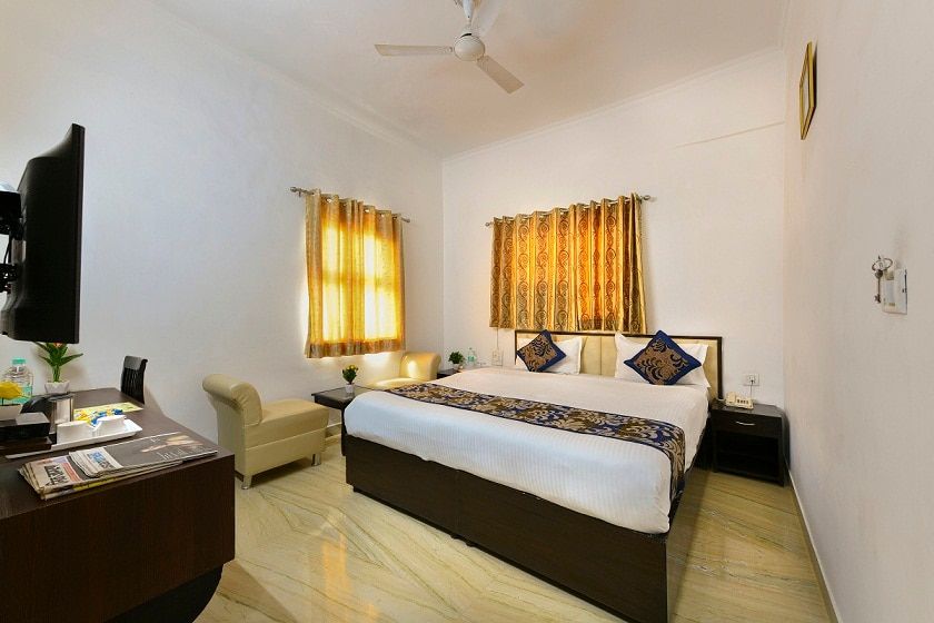 Deluxe Double Bed Taj Facing Room