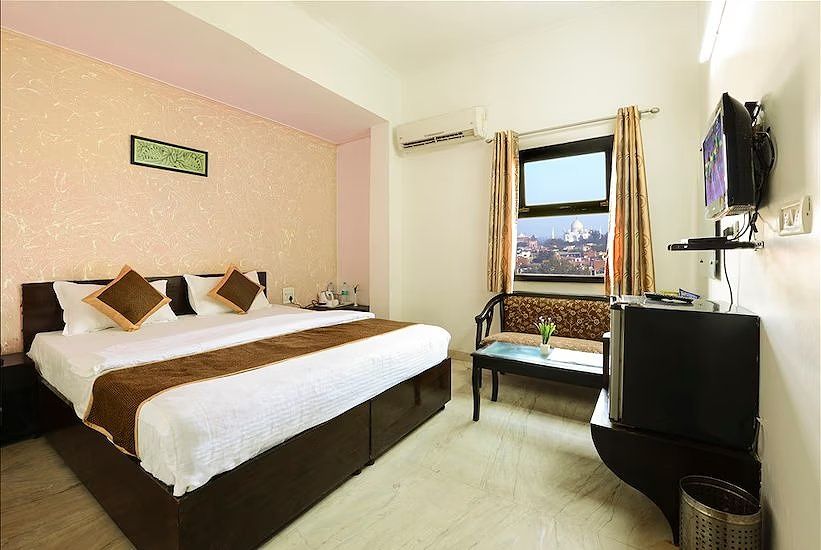 Deluxe Double Bed Taj Facing Room