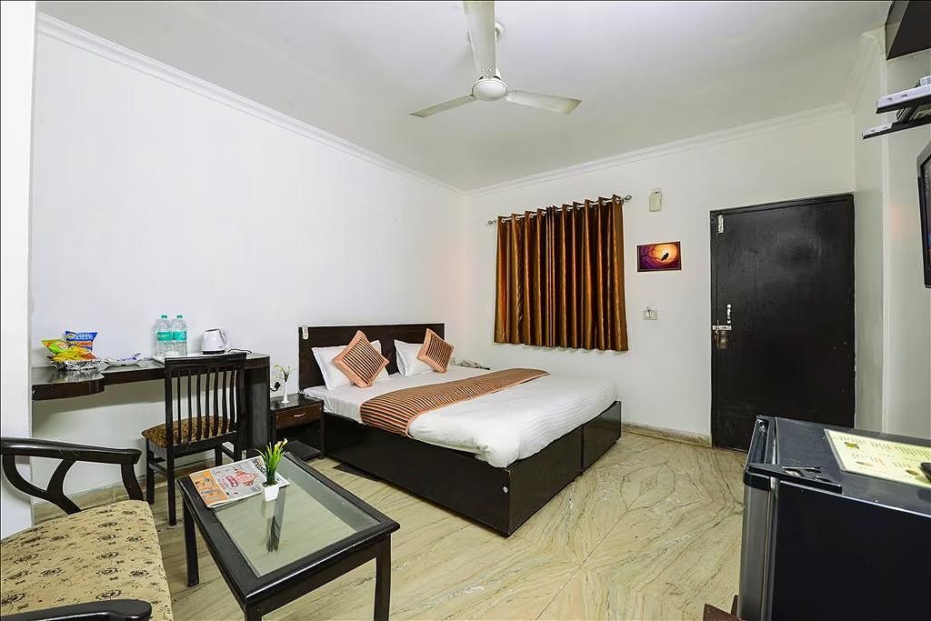 Deluxe Double Bed Taj Facing Room