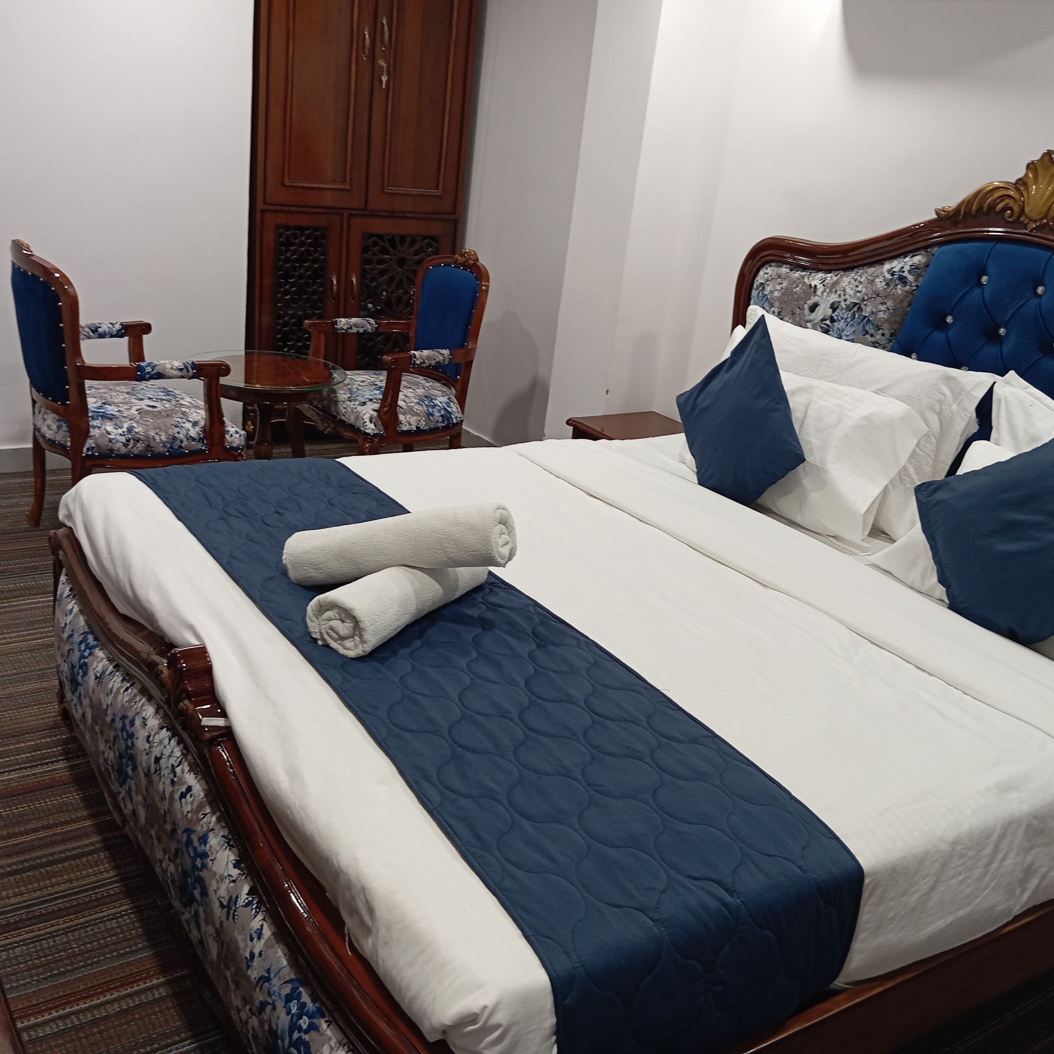  Suite Lake View Room