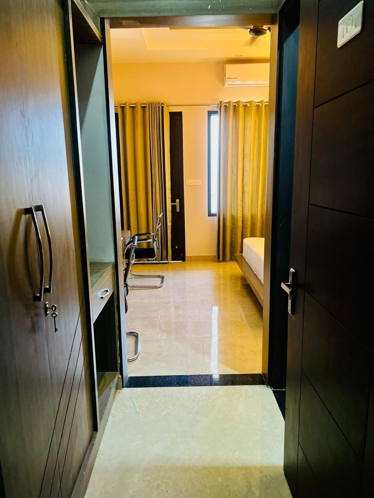 R G Bilkha Hotel And Resorts Deluxe Room 8