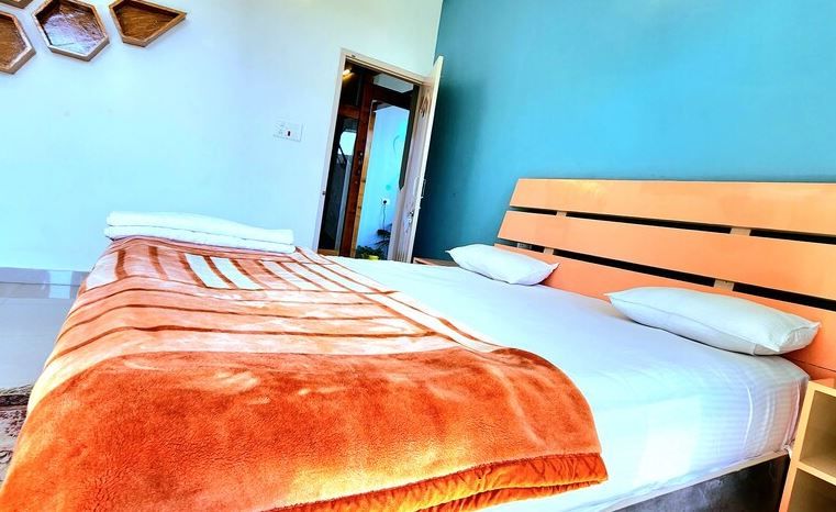 Deluxe Room with Bathroom and Shared Balcony