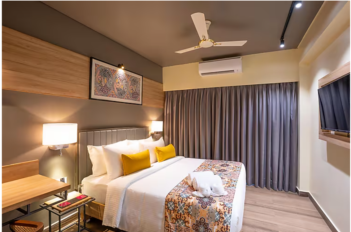 Deluxe Double with Balcony Partial Sea View