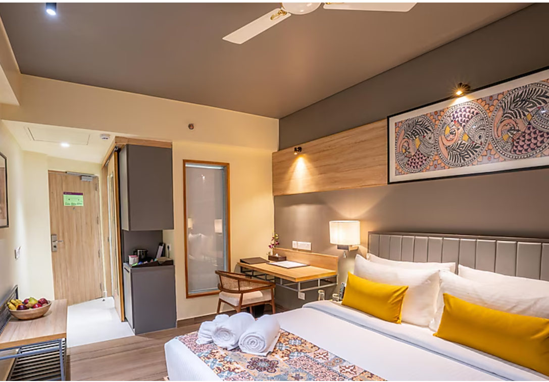 Deluxe Double with Balcony Partial Sea View