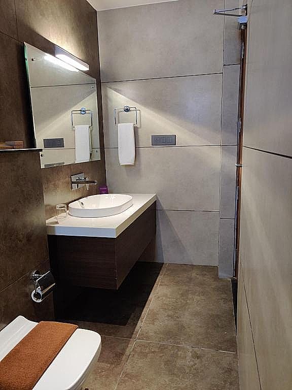 Florida Airport Hotel Kochi Deluxe King Room 5
