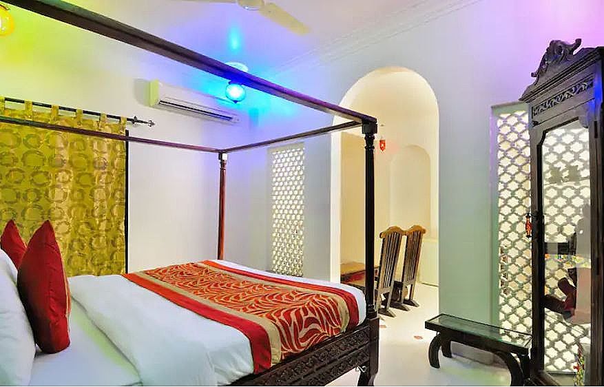 Executive Hot and Cold AC Room