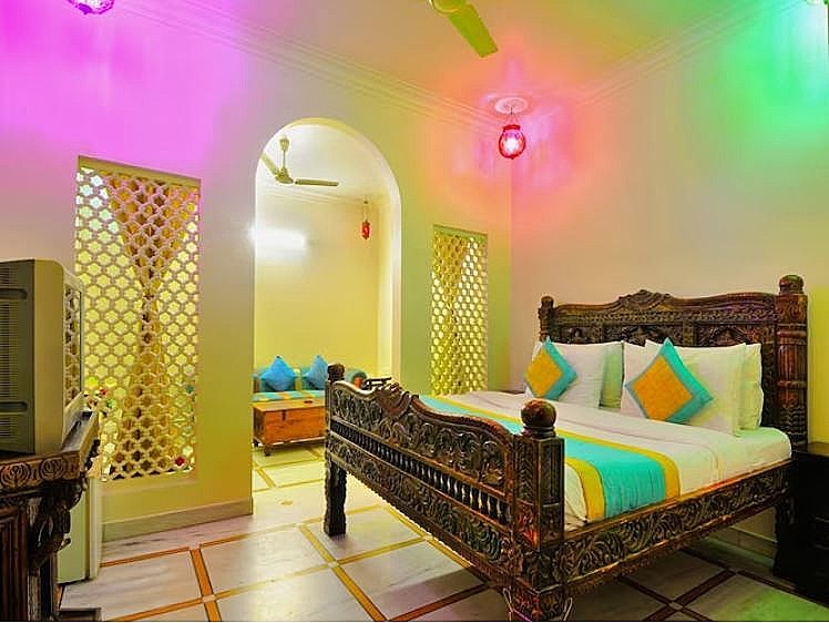 Executive Hot and Cold AC Room