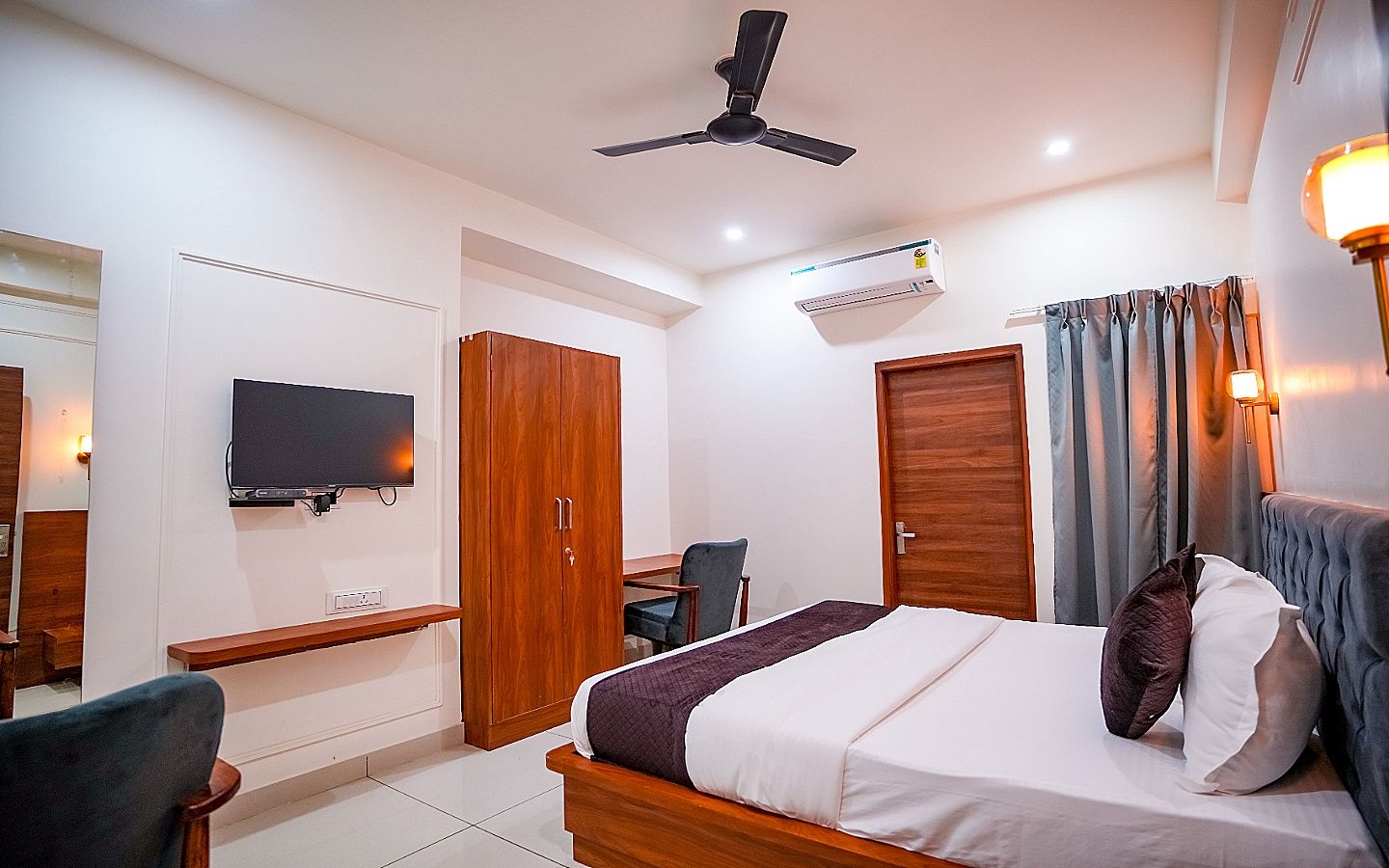 Hotel Kishna Empire Deluxe Room 2