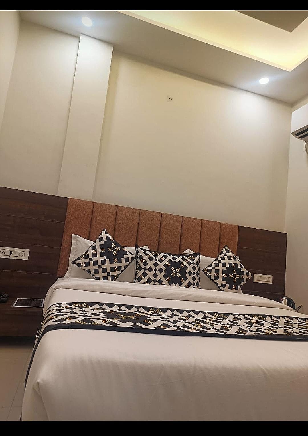 Epic Star Hotel And Resort Deluxe Double Room  9