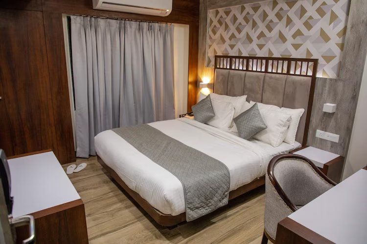 Hotel Kissan Legacy Deluxe Room with Work Desk ( single large bed)