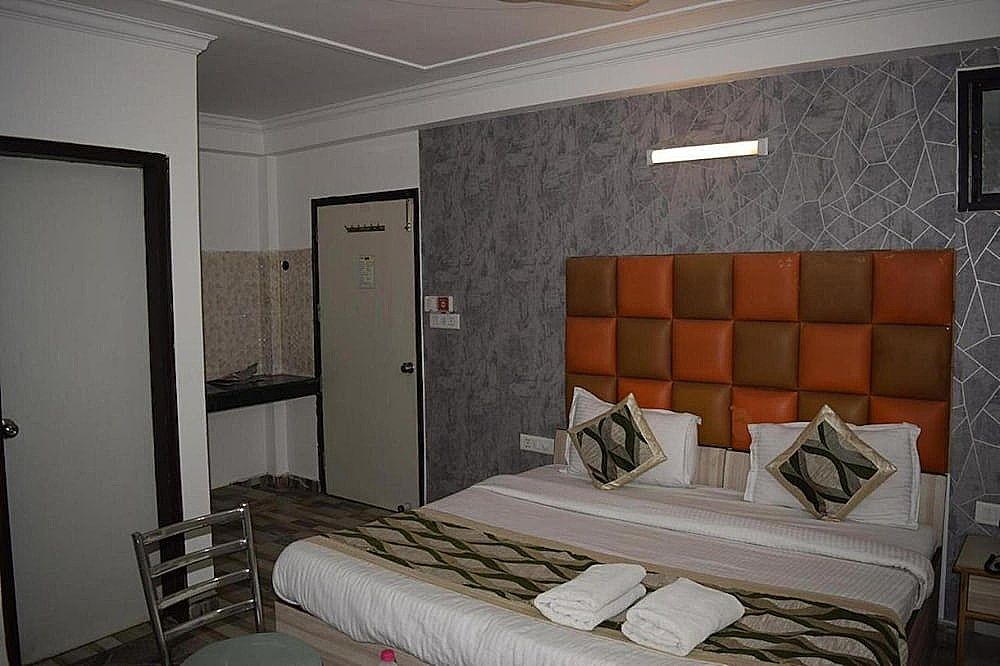 Hotel Clink Delhi Airport Deluxe Room With high Speed Wi-Fi 13