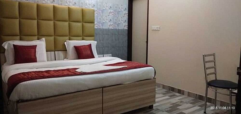 Hotel Clink Delhi Airport Deluxe Room With high Speed Wi-Fi 9