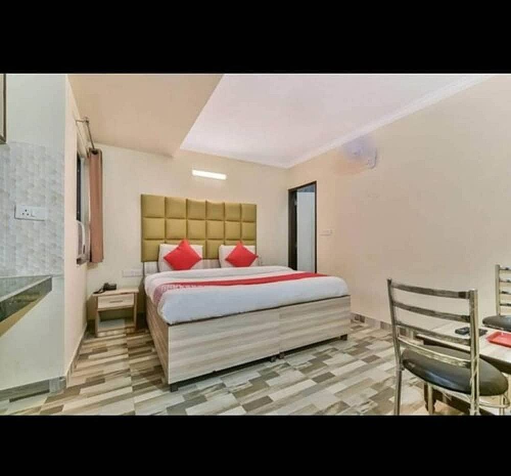 Hotel Clink Delhi Airport Deluxe Room With high Speed Wi-Fi