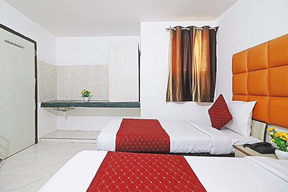 Hotel Clink Delhi Airport Deluxe Room With high Speed Wi-Fi 15
