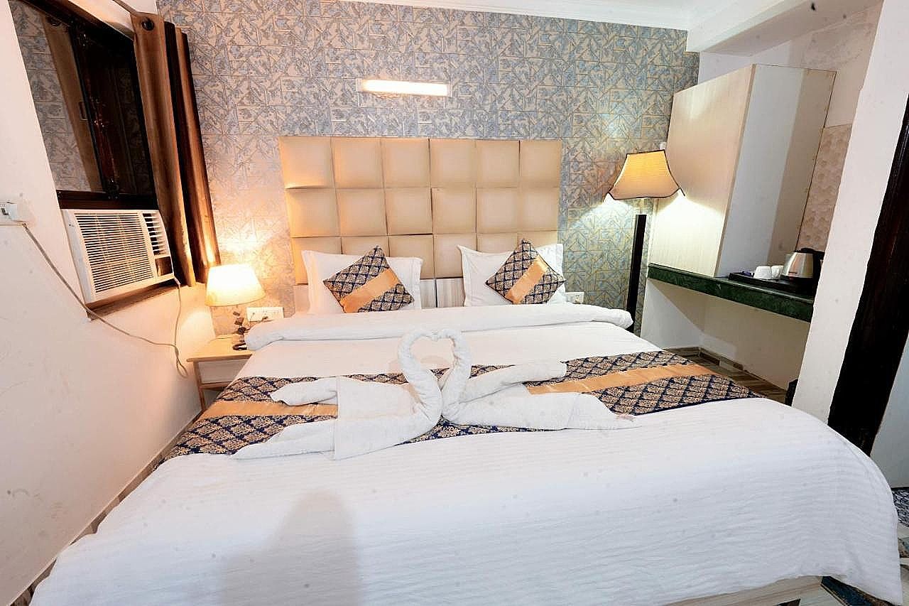 Hotel Clink Delhi Airport Deluxe Room With high Speed Wi-Fi 2