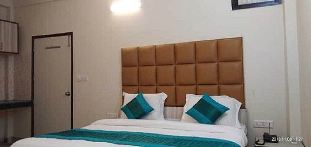 Hotel Clink Delhi Airport Deluxe Room With high Speed Wi-Fi 20
