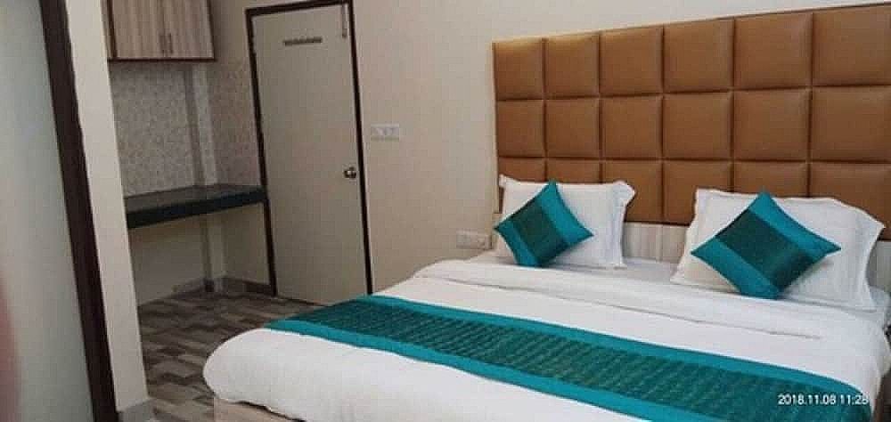 Hotel Clink Delhi Airport Deluxe Room With high Speed Wi-Fi 18