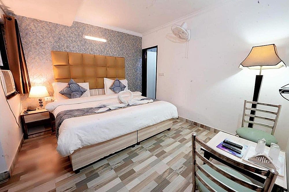 Hotel Clink Delhi Airport Deluxe Room With high Speed Wi-Fi 7